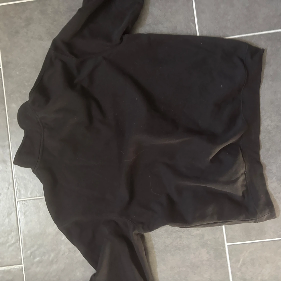 Svart tröja med dragkedja - 2