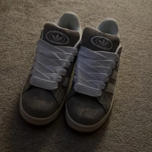 Grå adidas campus  - Snygga grå sneakers från Adidas sprillans nya med vita snören. Skorna är oanvända kom med pris förslag.
