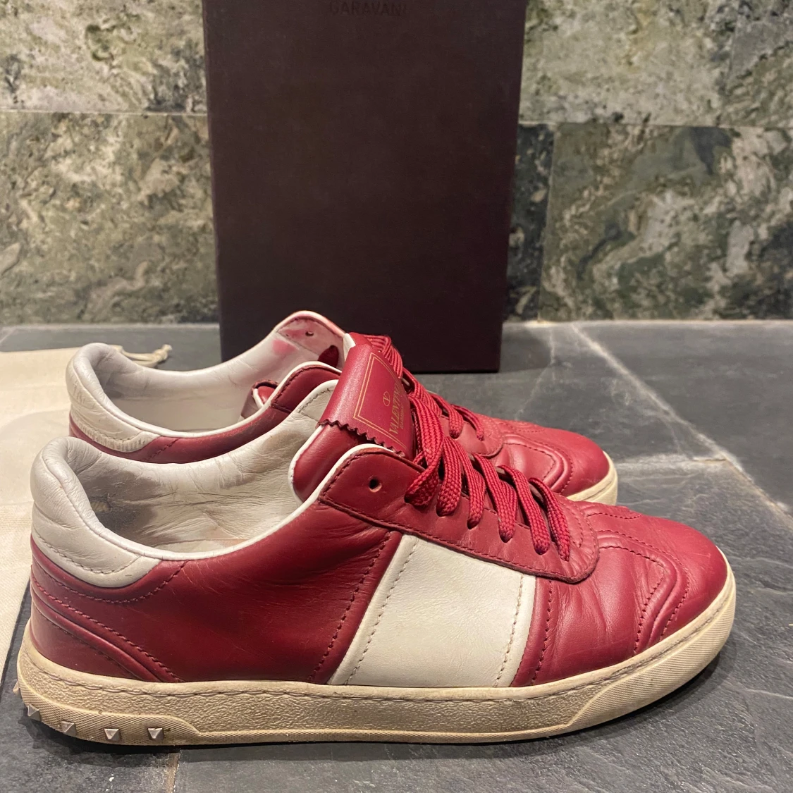 Röda och vita sneakers från Valentino - 1