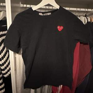 Fet t-shirt från Comme des Garçons men säljs då den tyvärr inte används, knappt använd så är i nyskick!! 
