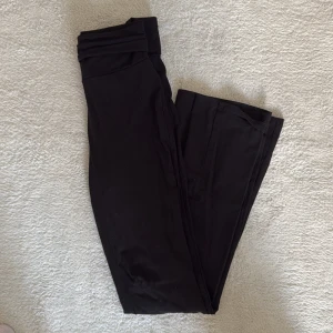 Svarta yogapants från Gina Tricot - Säljer ett par svarta yogapants från Gina Tricot i storlek XS. 