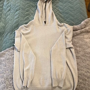 Beige hoodie från Oscar Jacobson - Säljer en stilren beige hoodie från Oscar Jacobson i modellen Pascal hoodie, tillverkad i Italien. Den är i en ull-kashmir blandning och nypris ligger på 1600 kr. Den är i mycket bra skick och sparsamt använd. Säljer pga att jag inte får tillräckligt med användning av den. Vid frågor är det bara skriva🙌🏻