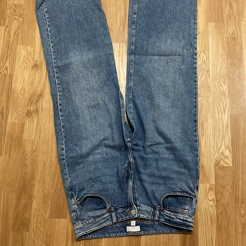 Blåa jeans från H&M i vanligt, klassiskt snitt. Det är ett par helt vanliga jeans, inget särskilt eller unikt med dem. De är i gott skick och har aldrig använts. Priset kan diskuteras om du är intresserad.. Farkut & Housut.