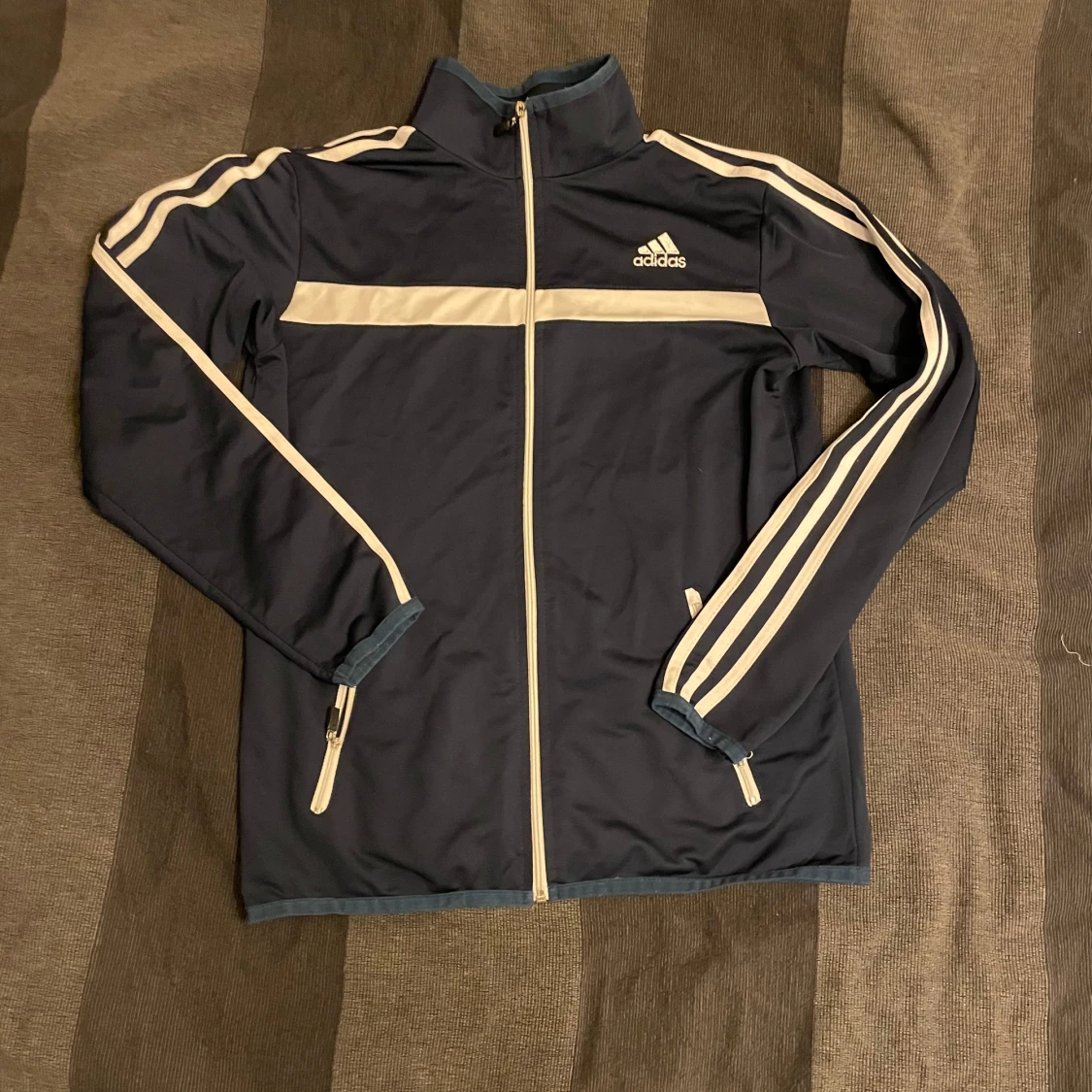 Mörkblå träningsjacka från Adidas