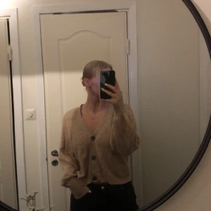 Beige kofta från JDY - Mysig beige stickad kofta från JDY med knappar framtill.