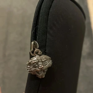 Svart datorväska Ed Hardy - Hitta den här i rummet tänkte sälja den med! Snygg datorväska från Ed Hardy. Köpare står för frakt