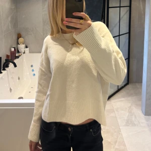 Vit stickad tröja - Så fin Stickad tröja från &other stories❣️❣️storlek M men passar även xs-s 