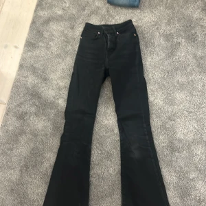 Svarta bootcut jeans - Snygga svarta bootcut jeans i en klassisk stil. Det är high waist och har används lite.  Dem är i storlek xs och det är från bikbok. Frakten ingår i priset 