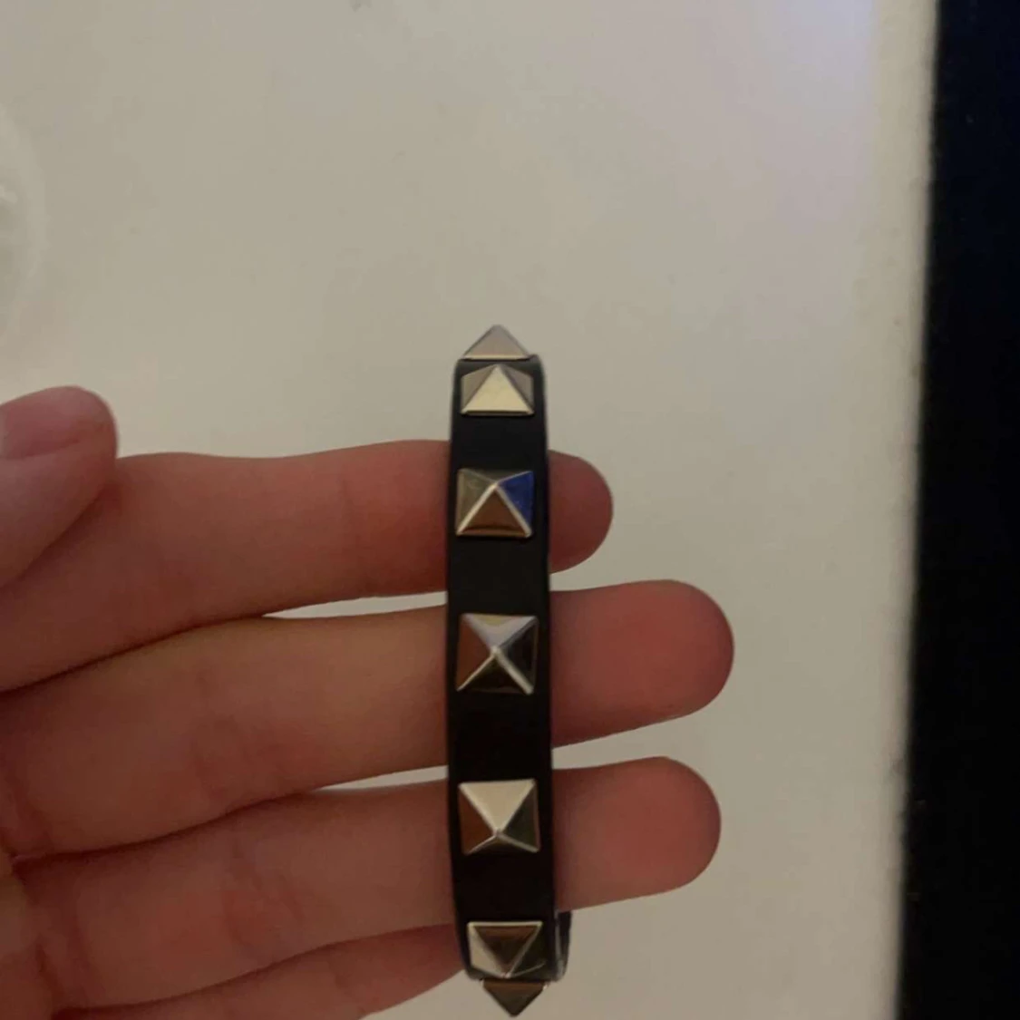 Svart armband med nitar - 1