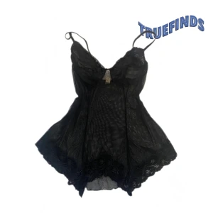 Svart spetslinne från Mila -  svart spetslinne från Mila med tunna axelband och spetsdetalj. 