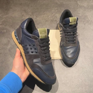 Valentino rockrunners - Säljer dessa sjukt snygga valentino rockrunners! Skick 9/10, finns lite skrapmärken längs - vilket är väldigt vanligt för denna modellen. Dustbag medföljer. Nypris 7000kr, mitt pris endast 2199. Hör av er vid funderingar!