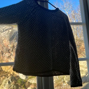 Svart&vit stickad tröja - Svart och vit stickad tröja från Åhléns, andvändt den sparsamt men på senaste har den bara legat i garderoben så därför säljer jag den. Sjukt snyggt och unikt mönster och på lappen står det 40/42 - M, men jag skulle säga att den sitter som en S/XS ❤️ Skriv om ni har frågor eller vill ha mer bilder 🥰