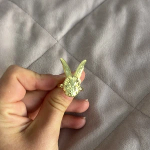 Ioaku hare ring - Så fin rimg från ioaku som tyvärr inte kommer till användning, den är justerbar och ask tillkommer inte då jag inte fick en vid köp. Köpt på lyxxa på väla