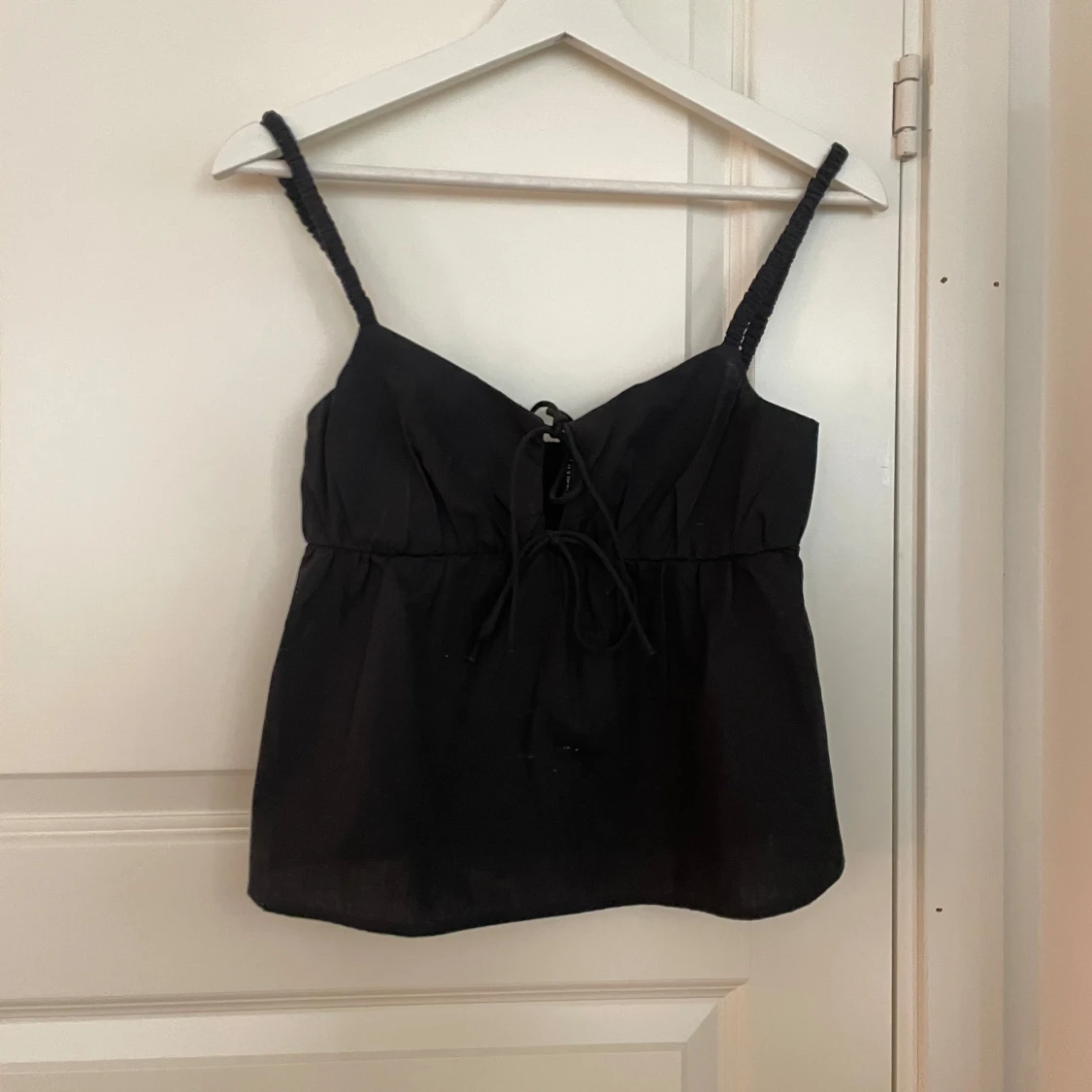 Svart linnetopp med knytning