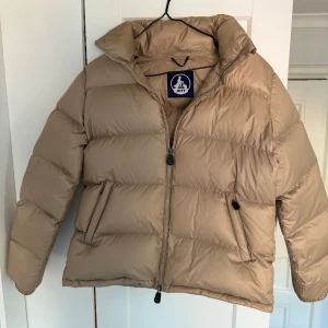 Beige vinterjacka från JOTT - Beige vinterjacka från Jott med innerficka ”Great Cold Quilted Down Jacket Beige Cardiff”, använd 2 gånger, storlek M, nypris: 3300kr🧥