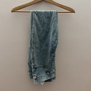 Blå jeansbyxor - Snygga blå jeansbyxor med en klassisk look. Perfekta för en avslappnad stil. De har en rak passform och är tillverkade i ett slitstarkt denimtyg. är i storlek 170 14 år