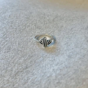Silver ring - US storlek 5/5.5, diameter cirka 15.5–16 mm, omkrets cirka 48.7–50.2 mm.  Blanda och matcha dina favoriter! Köp flera artiklar tillsammans för rabatt och spara på frakten.  #silver #ring #vintage #smycken #klassisk