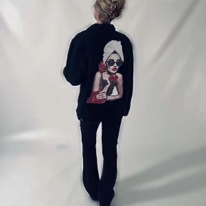 MISS. ME? 003 - Jeansjacka från JAQUI med trycket ”Miss. me?” 003  Ärmlängd: 50 cm Byst: 57 cm Längd: 66 cm Storlek: L  Modellen är 170 cm lång