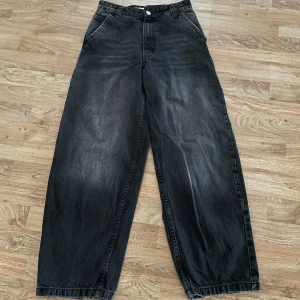Skater baggy jeans - svarta baggy jeansbyxor från Bershka med en loose passform. säljer då de inte riktigt passade min stil. midjan är rätt hög beroende på kroppstyp, dock jättebekväma. köptes för 399kr. 🫶 (slitage syns på fjärde bilden)