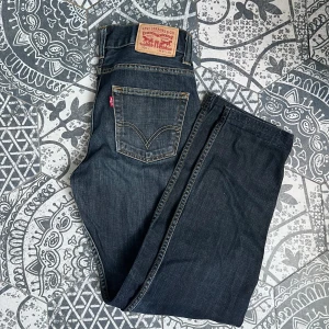 Levi's jeans 506 - Säljer ett par klassiska Levi's 506 jeans! | Mycket fint skick! | De har en straight passform och är midwaist | Stl: 31/43 men passar mer 30/32 | Perfekta för en avslappnad stil med den ikoniska Levi's-lappen på baksidan! | Vid frågor eller funderingar finns jag i DM! 📩 Mvh CVB Closet
