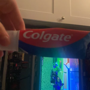 Colgate tandkräm Sensation White - Colgate tandkräm Sensation White med mikro-kristaller för effektiv rengöring och vitare tänder. Innehåller natriumfluorid (1450 ppm F) för att stärka emaljen och skydda mot karies. Perfekt för daglig användning för en fräsch och ren känsla.