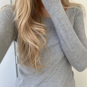 Grå långärmad tröja från 157 💐 - Säljer denna jättefina gråa långärmade tröja från 157 i storlek XS. Perfekt basplagg för alla tillfällen. 🩶Helt oanvänd- men prislappen kvar! köparen står för frakten ❤️Tillverkad av en mjuk blandning av bomull, viskos och elastan för en bekväm passform. 