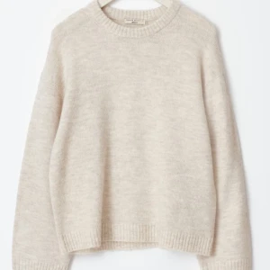 stickad tröja - helt okej skick 😄storlek m men passar s. Priset kan diskuteras! tryck gärna på KÖP NU !!!