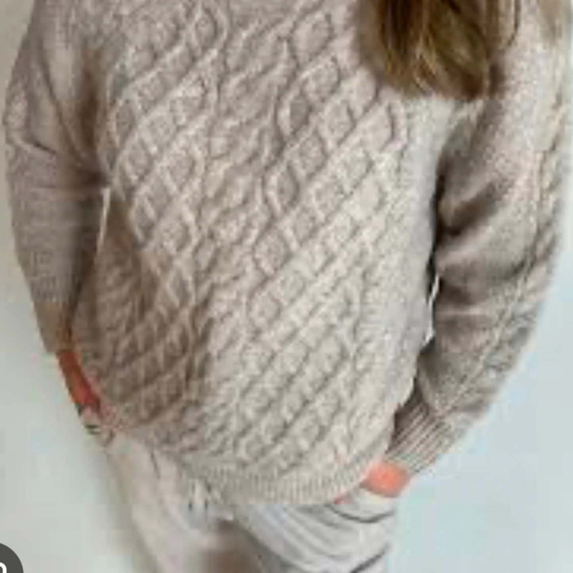 Beige stickad tröja