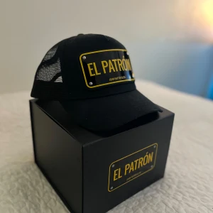  John Hatter & Co - Helt ny keps från John hatter med texten 'El Patrón' skick 10/10. Har du fråger tveka inte att kontakta mig😁