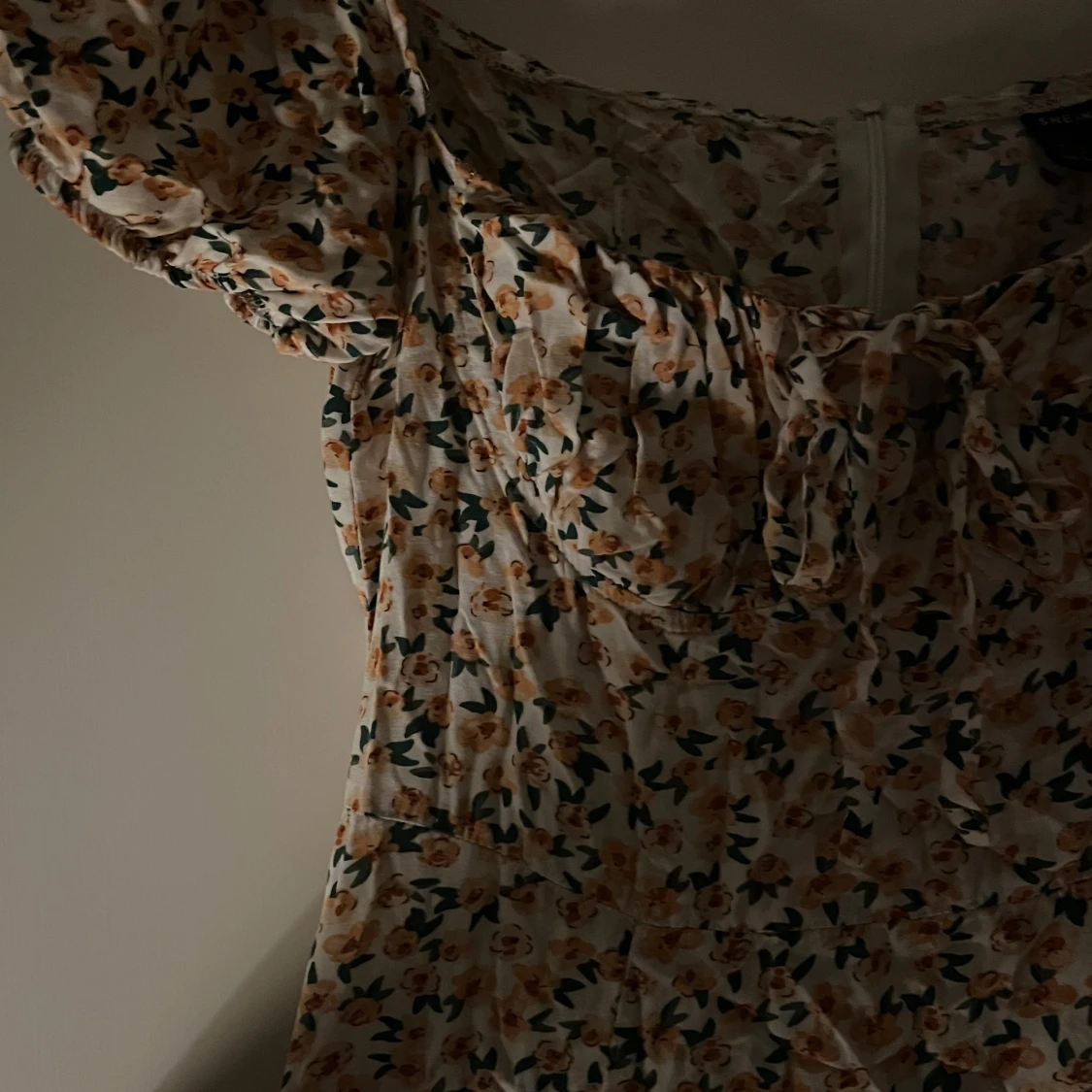 Blommig klänning med korta ärmar - 2