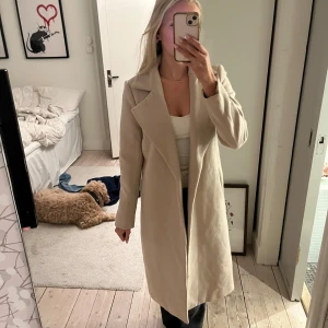 Beige långkappa - Snygg lång kappa från missguided, fint skick och normal i storlek💓