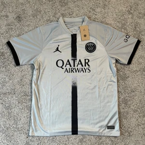 Psg fotbollströja t shirt - Tröjan är oanvänd och inplastad