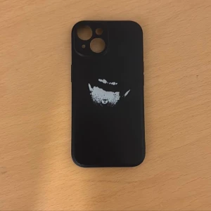 Ken Carsson iphone 15 mobil skal - mobil skal opium/ken carsson