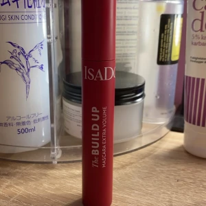 The Build Up Mascara Extra Volume i Super Black - IsaDora The Build Up Mascara Extra Volume i färgen Super Black. Denna mascara ger extra volym och har en intensiv svart nyans. Perfekt för att framhäva dina fransar med en dramatisk look. Nypris 189kr