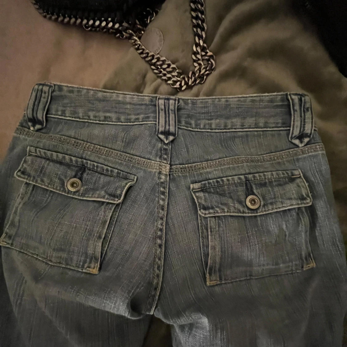 Blå jeans med fickdetaljer - 2