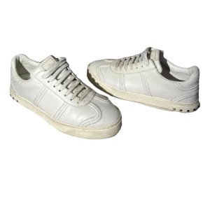 Vita valentino flycrew - Snygga vita sneakers från Valentino med klassisk design och snörning. Skorna har en stilren look med diskreta detaljer och en bekväm passform.