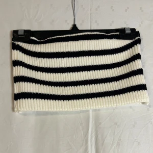 Randig ribbad tubtopp från Shein - Säljer en snygg randig tubtopp från Shein i svart och vit. Toppen är ribbad och har en elastisk passform som sitter bekvämt. Perfekt för en stilren look.