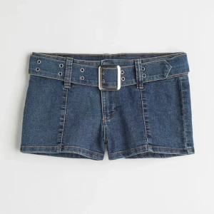 Shorts med bälte  - Supercoola jeansshorts med tillhörande bälte, säljs pga. garderobsrening🤩🩷