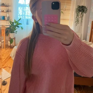 Rosa stickad tröja från Carin Wester - Säljer en söt rosa stickad tröja från Carin Wester. Tröjan har en ribbad design och långa ärmar, perfekt för kyligare dagar. Den är i storlek XS men funkar precis som en S, och har en väldigt mysig passform. 💖Köpte den för 399kr därav högre pris 