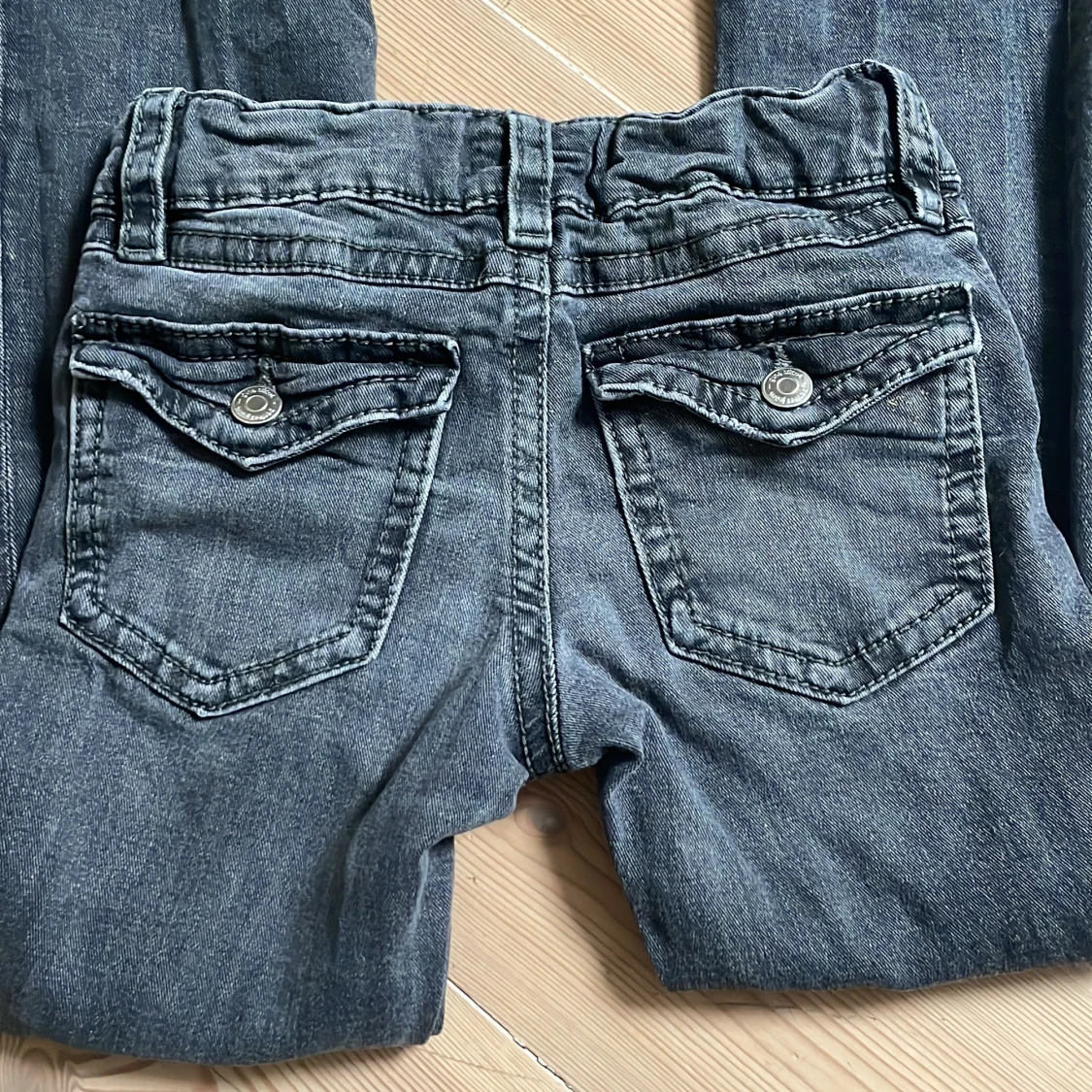 Grå jeansbyxor från Gmarcool - 1