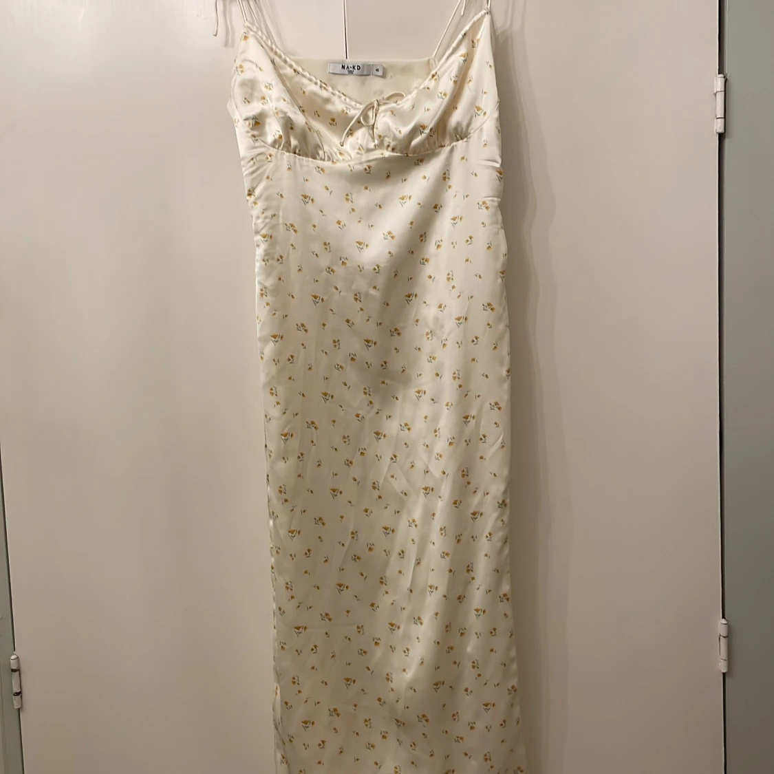 Vit blommig långklänning från na-kd