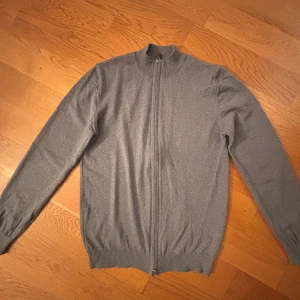 Stenströms grå cardigan S - Stenströms grå cardigan i storleken small. Bra skick, inga defekter.