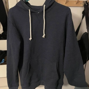 Hoodie från Pier One - Säljer en mörkblå hoodie från Pier One i toppskick! Hör av er vid frågor! Priset går att diskutera vid snabb affär!