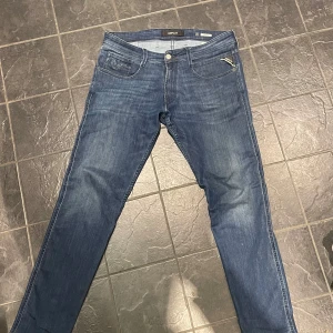 Replay jeans - Snygga blå jeans från Replay i modellen Anbass . Skriv för fler frågor. Storlek 33/32