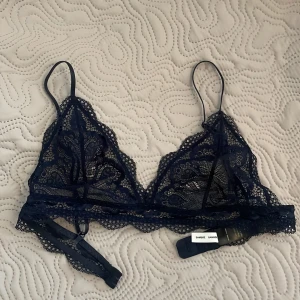 Bralette Samsoe Samsoe - Mörkblå bh från Samsoe Samsoe storlek M. Endast testad.