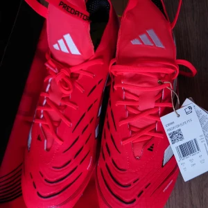 Adidas Predator Elite (44) - Säljer helt nya oanvända Adidas Predator Elite Pure Victory inkl låda och skopåse. Nypris 3 feb var 3299kr