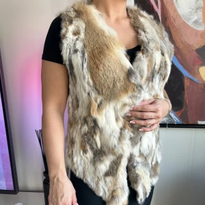 pälsväst från Hollies - Säljer en snygg och trendig pälsväst från Hollies. Äkta päls, i nyskick. Perfekt året runt och kan stylas med många olika plagg🤎🤎Storlek XL, men passar de flesta storlekar. Modellen på bilden har storlek S/M i vanliga plagg.🤎