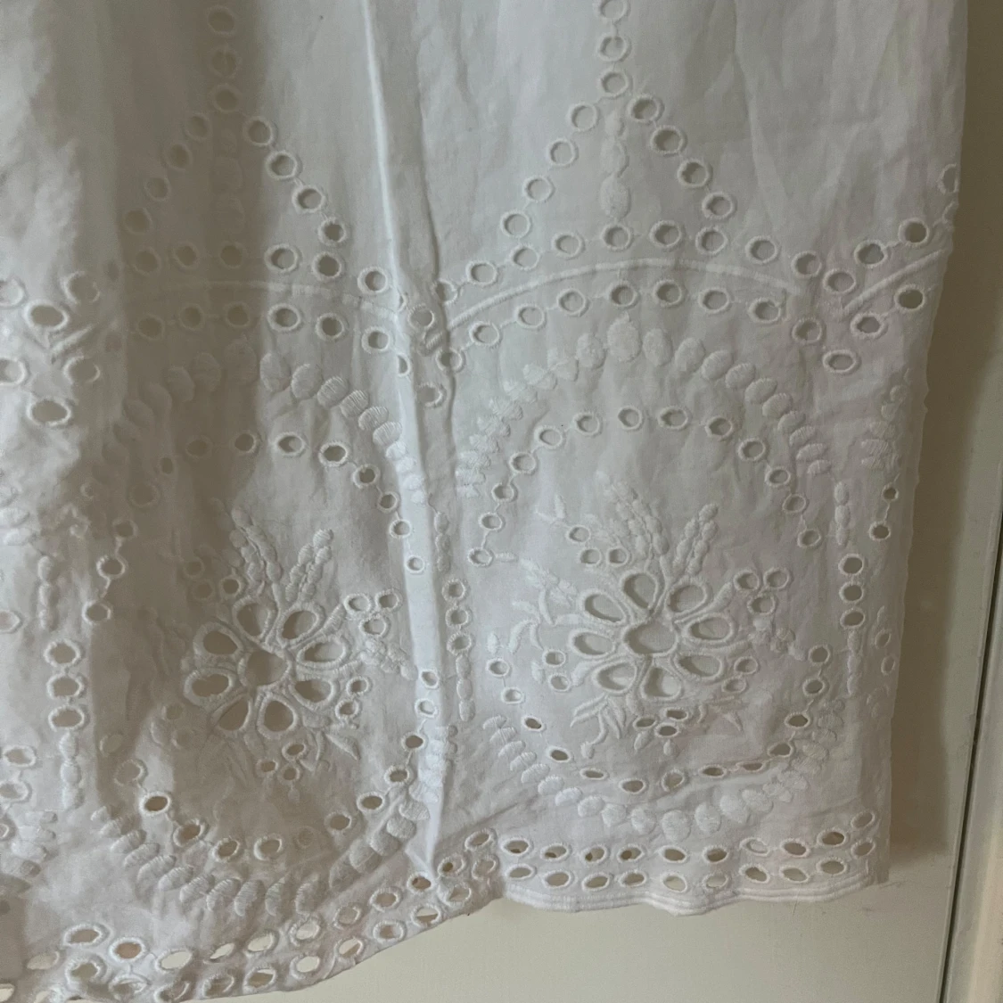 Vit ärmlös klänning med broderi - 1