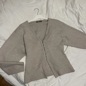 Shaped knitted cardigan Gina Tricot - Beige kofta från Gina Tricot i storlek M. Använd en gång!