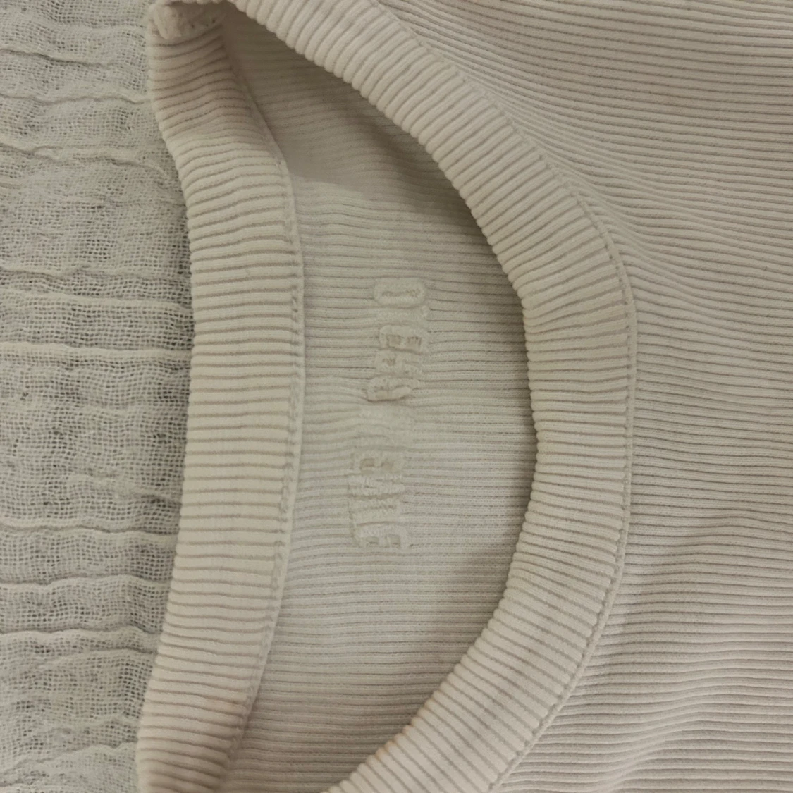 Vit ribbad t-shirt  - 1